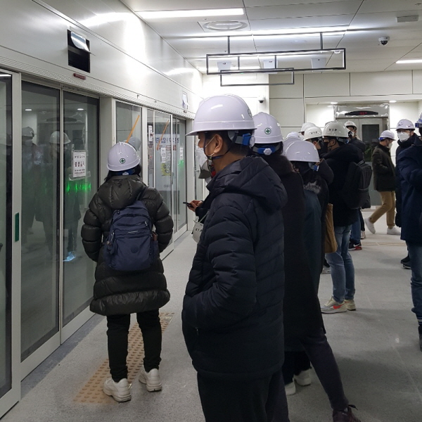 신림선 열차를 타기 위해 승강장에서 기다리는 시민 모니터링단 참여자들. ⓒ 남하경 기자