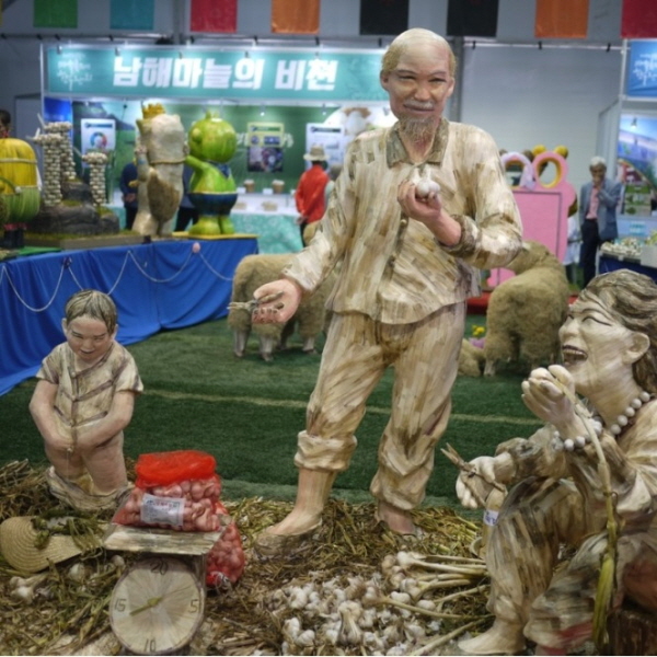 남해군의 마늘과 마늘종, 마늘 잎을 이용해 만든 조형물(2019년 남해 마늘한우 축제 장면). ⓒ 남해군 공식블로그