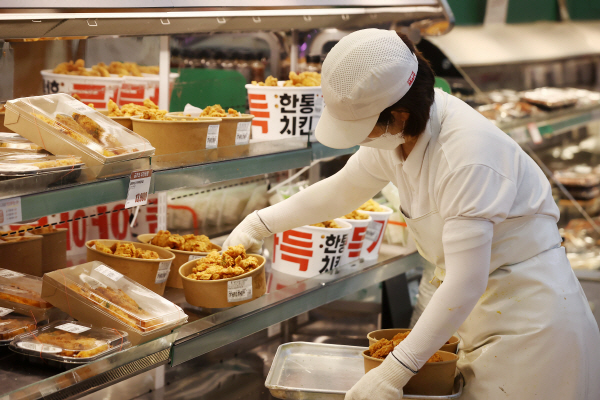 저렴한 대형마트 치킨이 인기를 끌고 있는 서울 시내 한 대형마트에서 직원이 치킨을 진열하고 있다. ⓒ 연합뉴스 제공