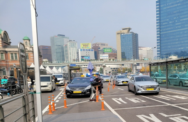 서울역 택시정류장에 손님들이 택시들을 기다리고 있다. ⓒ 정민재 기자