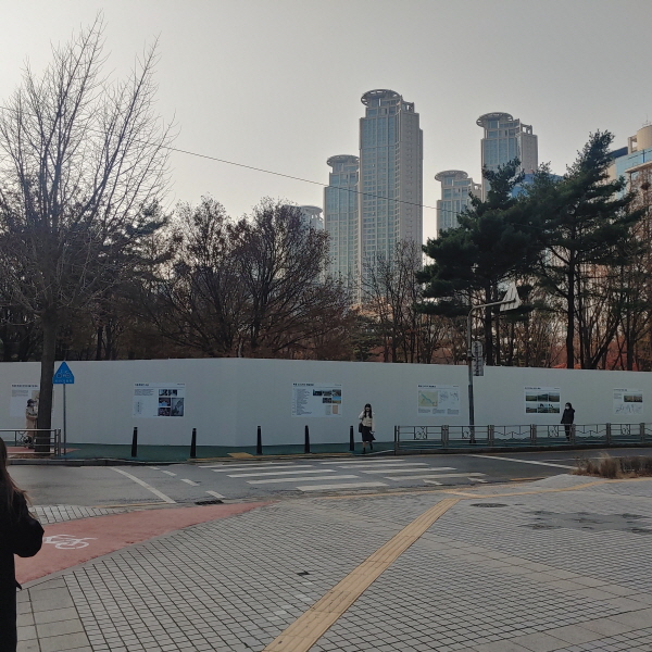 현재 공사중으로 철벽을 둘러싼 오목공원 ⓒ 김예준 객원기자