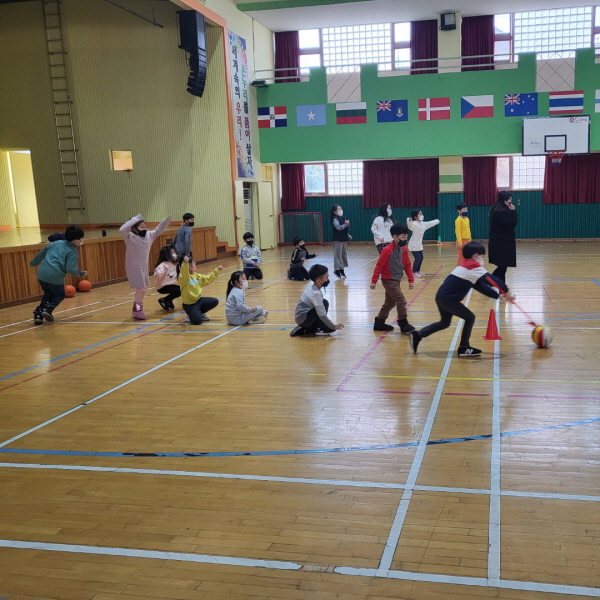초등학교 돌봄교실에서는 아이들이 전래놀이를 하고 있다. ⓒ 구로남초등학교 제공