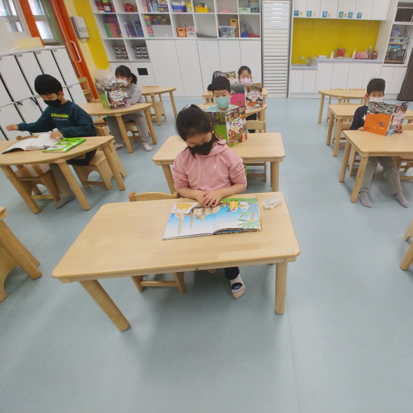 초등학교 돌봄교실에서는 아이들이 독서활동을 하고 있다. ⓒ 구로남초등학교 제공