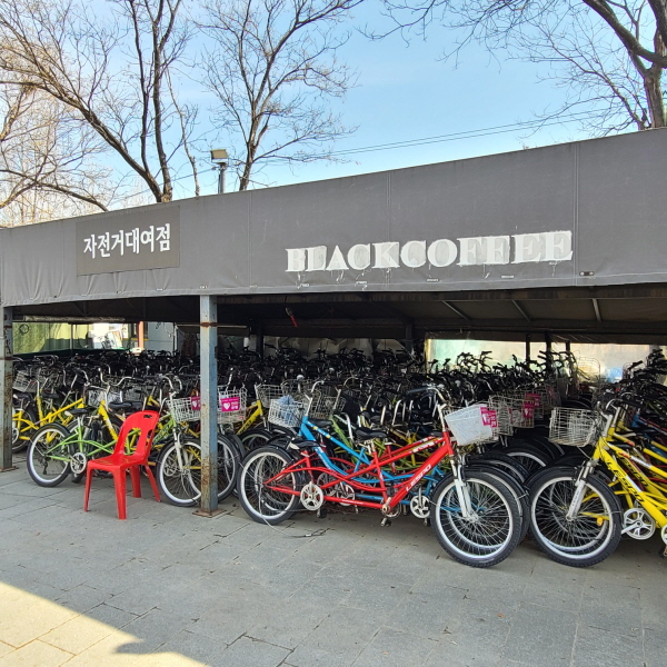 여의도 한강공원 안에 있는 자전거 대여소. ⓒ 송인호 기자