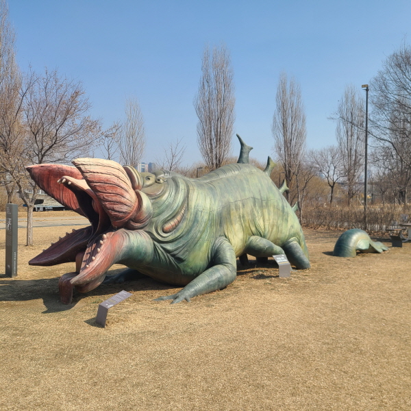 여의도 한강공원에 있는 ‘괴물‘ 조형물. ⓒ 송인호 기자