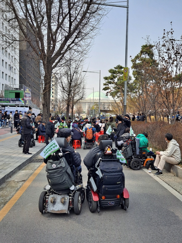 휠체어를 타고 집회에 참가하고 있는 장애인 ⓒ 송인호 기자