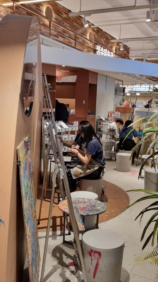 '성수 미술관'에서 그림을 컬러링하는 사람들의 모습. ⓒ 송창진 기자
