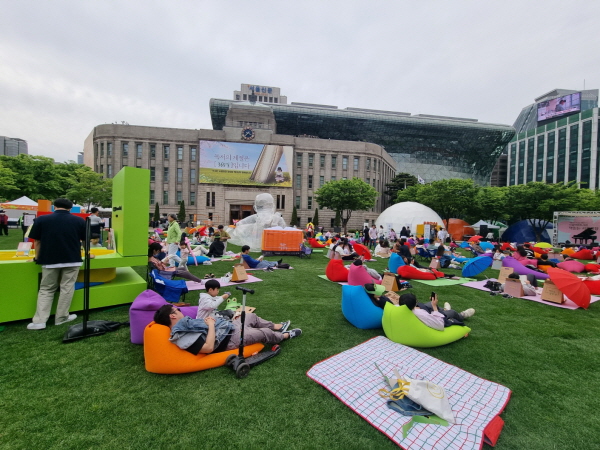 서울광장에서 사람들이 책도 읽고, 놀이 체험을 하면서 즐거운 시간을 보냈다.  ⓒ 송창진 기자