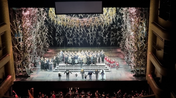 오페라 '노르마'의 공연이 끝난 후 커튼콜 때 이번 공연에 출연한 성악가와 합창단 그리고 지휘자 로베르트 아바도와 국립심포니오케스트라가 관객들에게 인사하는 모습. ⓒ 송창진 기자