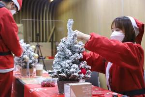 '다솜이 소리빛 산타' 행사, 청각장애 아동 위한 크리스마스 트리 선물