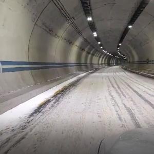 터널 안까지 몰아친 눈발,  모든 도로가 빙판길로 변했어요