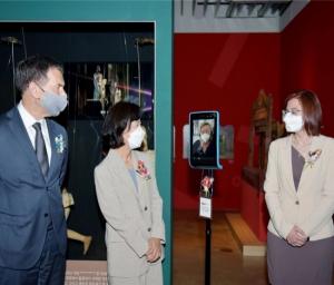 [쉬운말 뉴스] 서울역사박물관이 전시관람 로봇 '텔레프레즌스'를 처음으로 들여왔어요